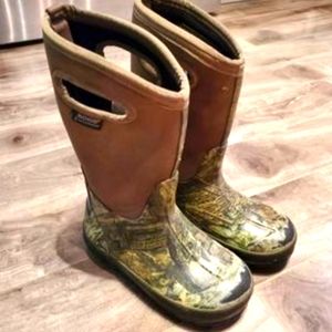 Bogs Camo winter boot size 2
